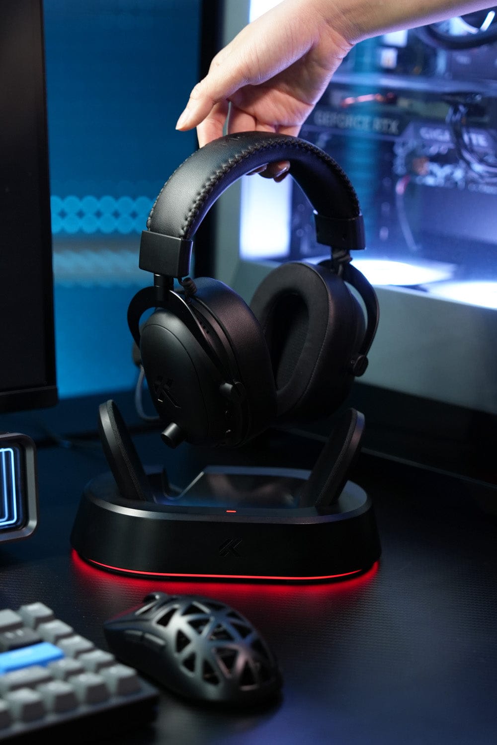 MCHOSE V9 Turbo wireless gaming headset with magnetic design details